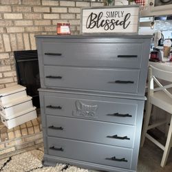 ✨✨SOLID WOOD GRAY TALL OLDER 5 DRAWER DRESSER ✨✨