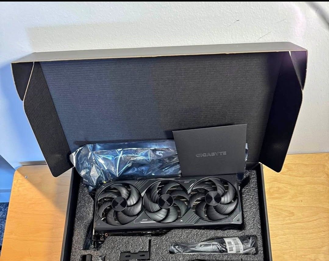 Gigabyte Windforce SFF RTX
5070 Ti 16 GB Original Accessories