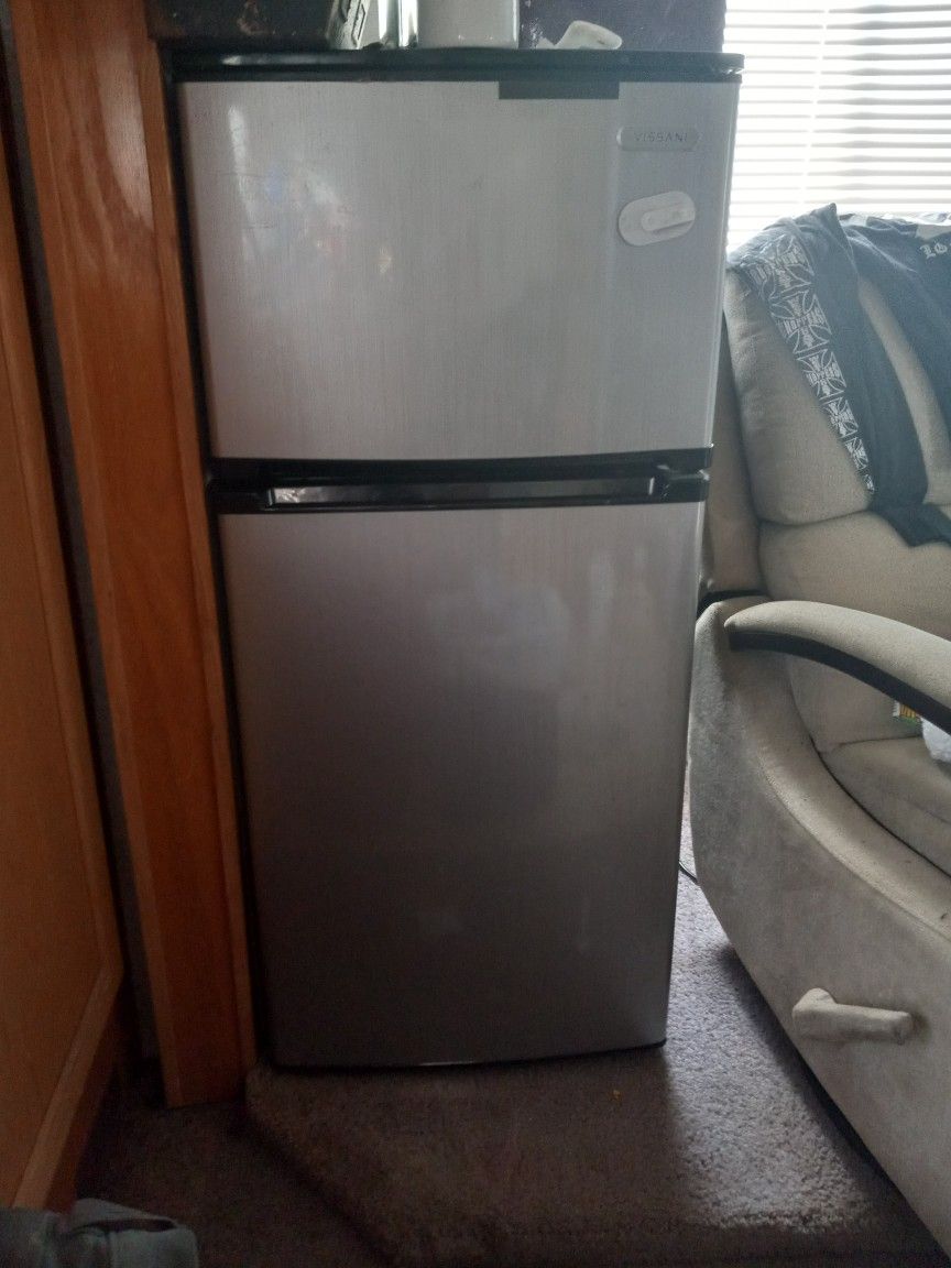 VISSANI 7.1 cu. ft. Top Freezer Refrigerator in Stainless Steel Look