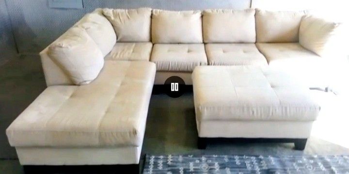 Immaculate Sectional Couch- Ivory/Tan- By Jerome's -Amazing Condition| Must Pickup 
