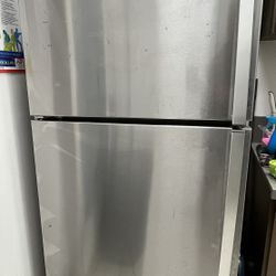 WHIRLPOOL STAINLESS STEEL REFRIGERATOR WITH ICE MAKER