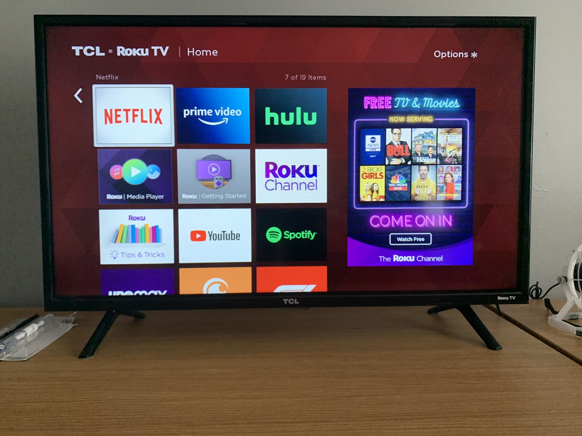 TCL 32" CLASS 3-SERIES HD LED ROKU SMART TV - 32S301