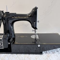 CLASSIC BLACK Singer Featherweight 221 Sewing Machine + Case + Accessories