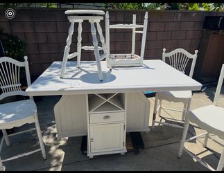 Kitchen table , 4 chairs and 1 stool