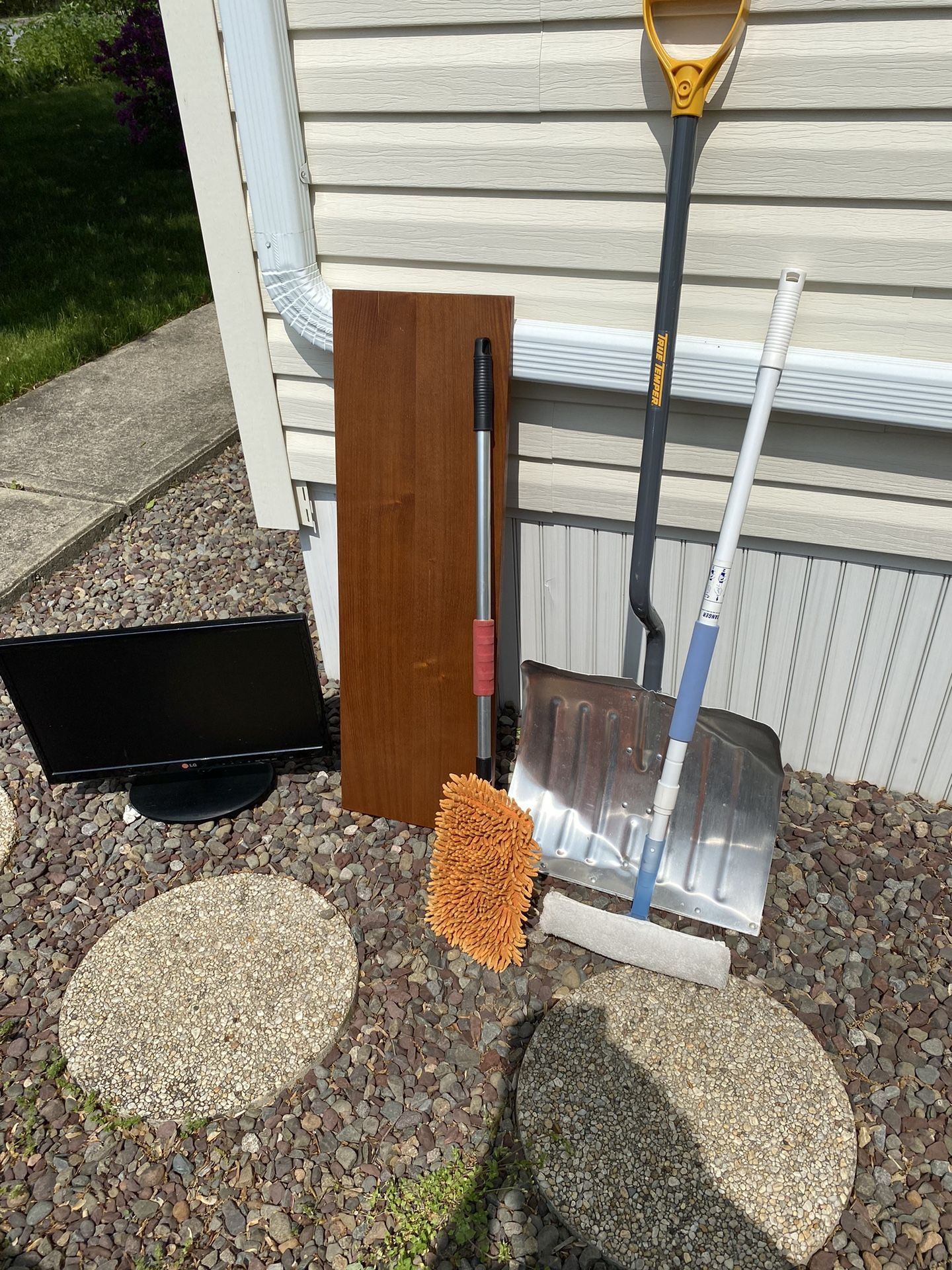 Shovel Tv Monitor Shelving