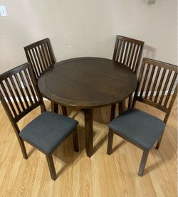 LIKE NEW 5-PC STEVE SILVER YORKTOWN 42” ROUND DINING SET (TABLE AND 4 PADDED CHAIRS)