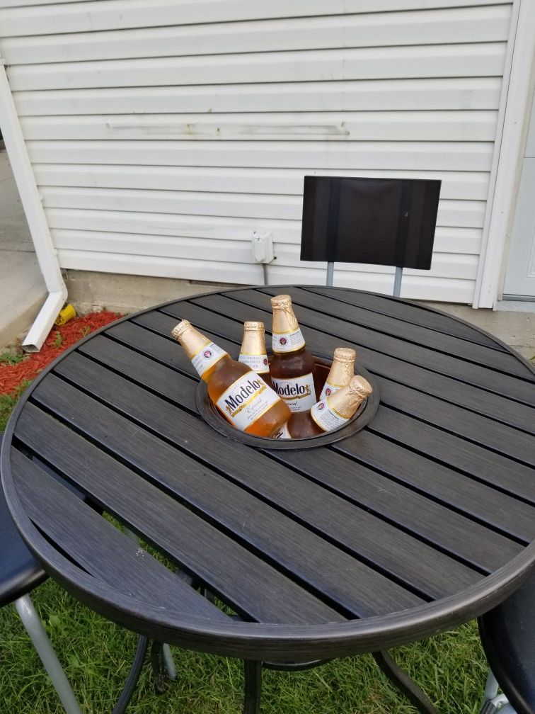 PATIO TABLE ICE COOLER WITH 3 STOOL.