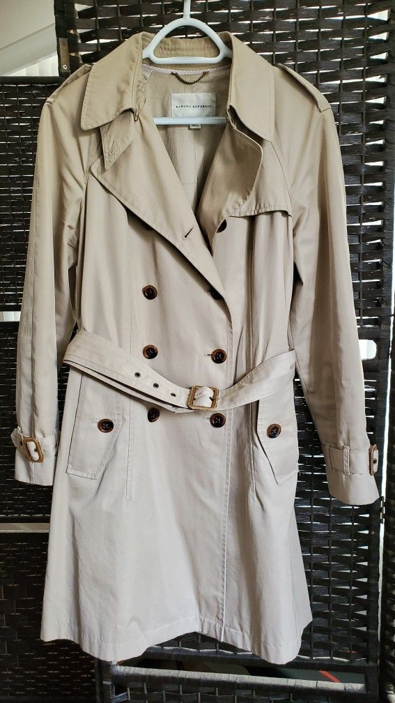 Banana Republic Trench Coat (Vintage; Early 2000s) Excellent Condition. Fit: Women's Size 4/6/8
