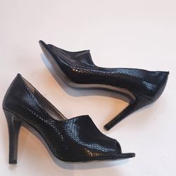 Woman's 8.5 Heel