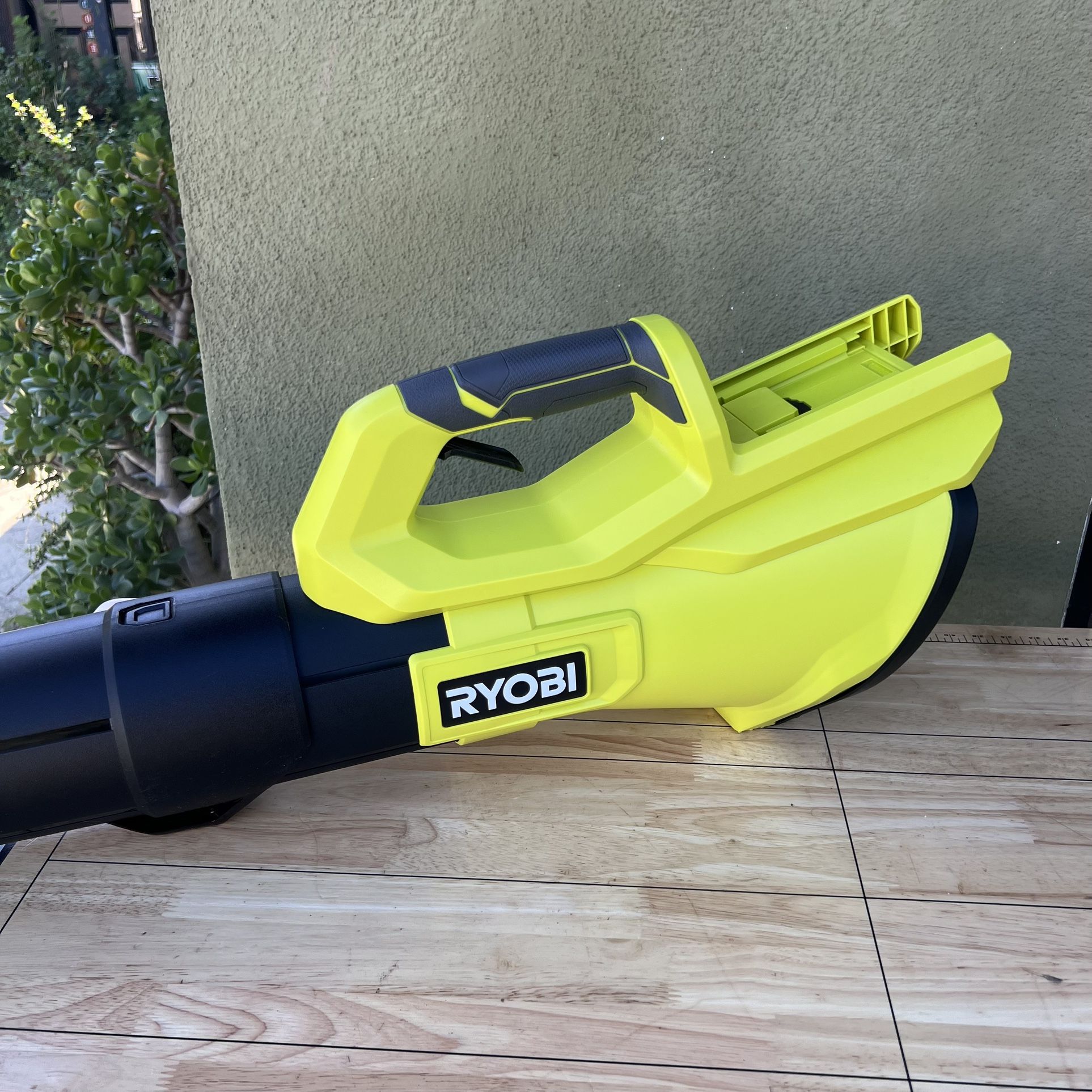 RYOBI 40V 120 MPH 550 CFM Cordless Battery Leaf Blower (Tool Only)