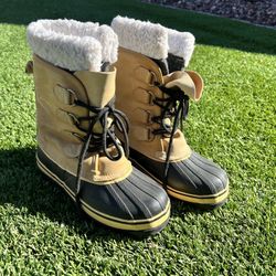 Sorel Snow Boots Size 6 (8 or 9 Women)