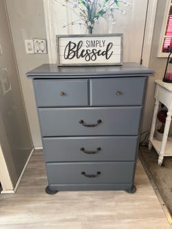 ✨✨VERY NICE GRAY TALL 4 DRAWER DRESSER✨✨