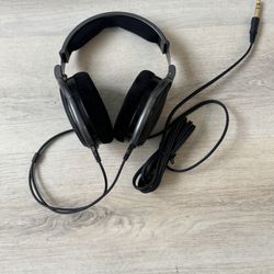 Sennheiser HD 650 Open-back Studio Headphones