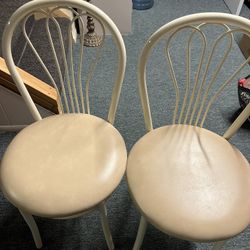 Set of 2 like new kitchen chairs