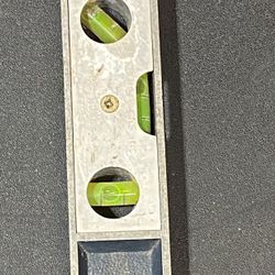 Vintage hard to find Klein & Sons 9” magnetic base level. Model 930-9. All bubble tubes intact. Appears to be made of Aluminum.