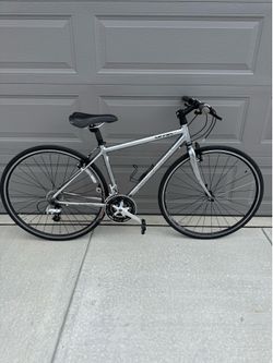 Specialized Sirrus Sport commuter/hybrid bike