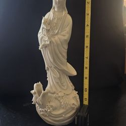 Blanc de Chine Guanyin Statue