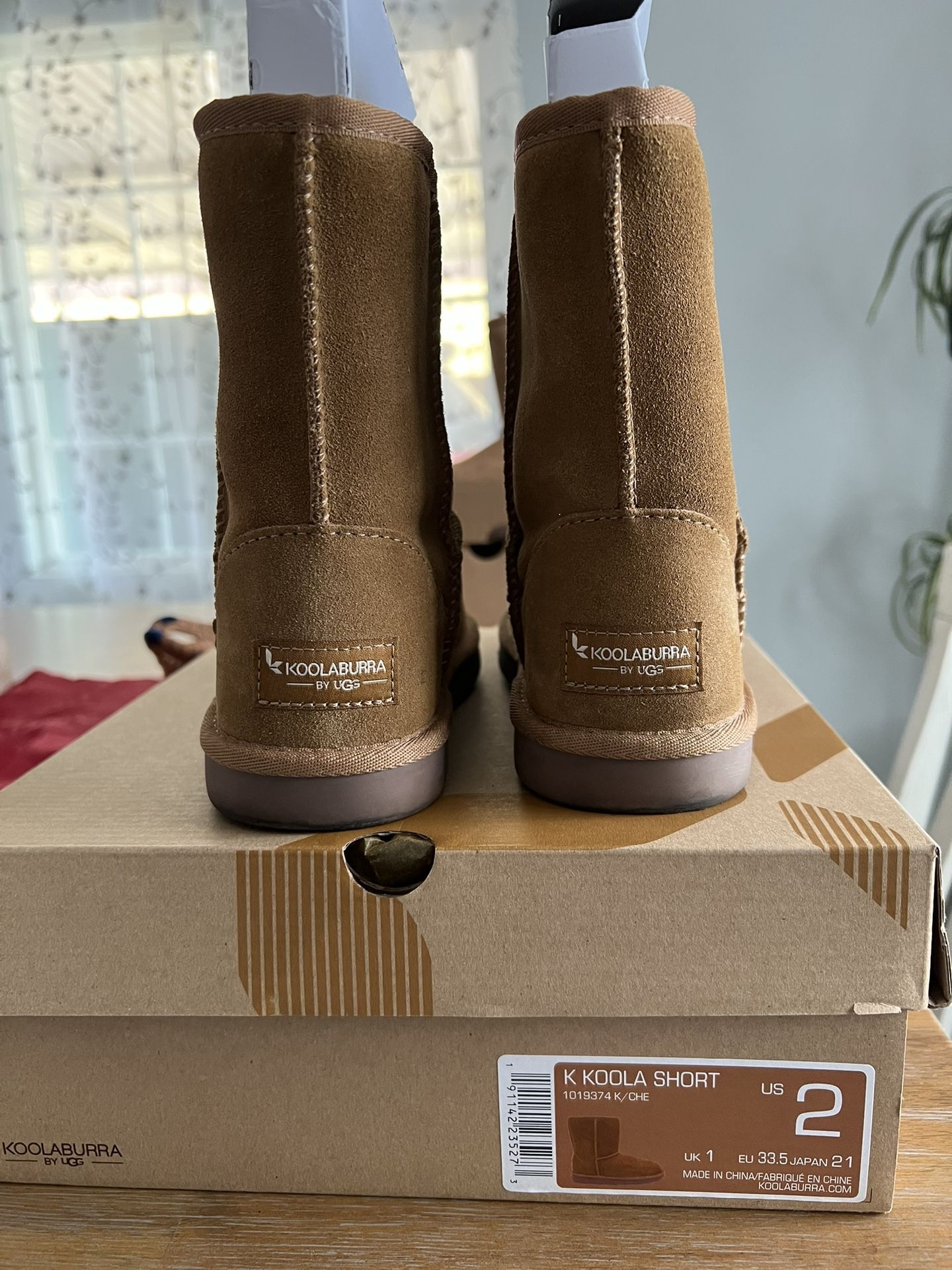 Kookaburra By Uggs Size 2 (Brand New Have Not Been Used)