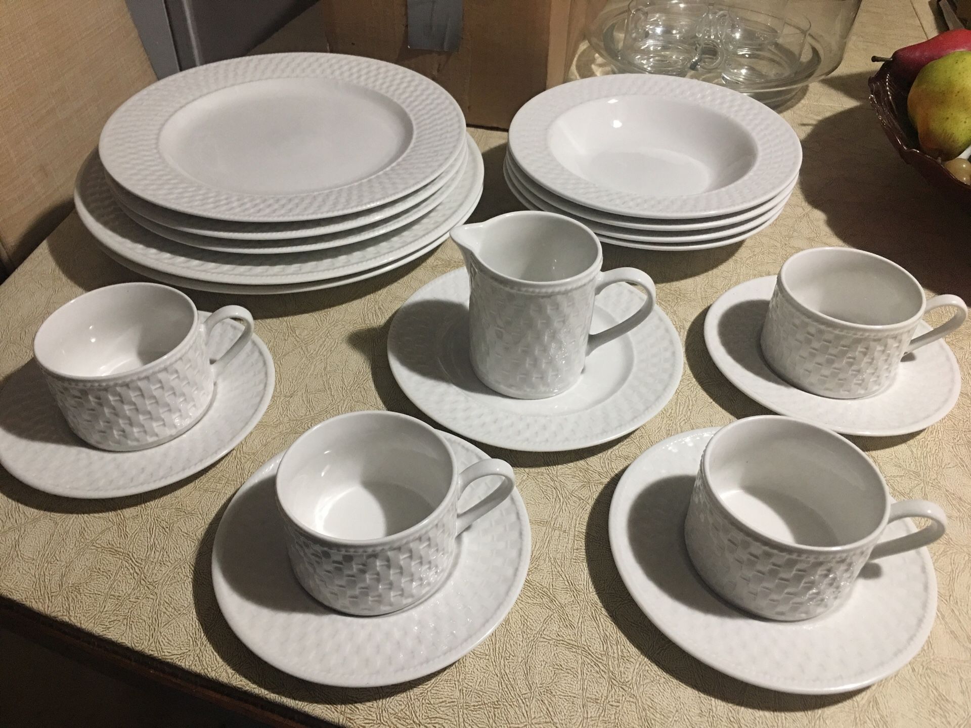 Majestic by ONEIDA basketweaveโ dinnerware set of 19