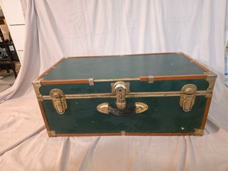 Vintage Concourse Green Storage Trunk / Footlocker Chest (30x16x12)