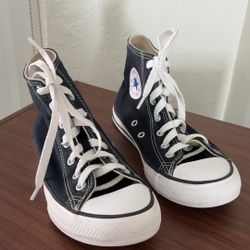 I’m Selling a Pair Of Converse Sneakers 