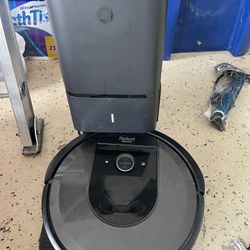 iRobot Roomba i7 (7550) Robot Vacuum With Automatic Dirt Disposal