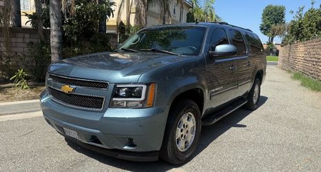 2009 Chevrolet Suburban ^^ Seats 8