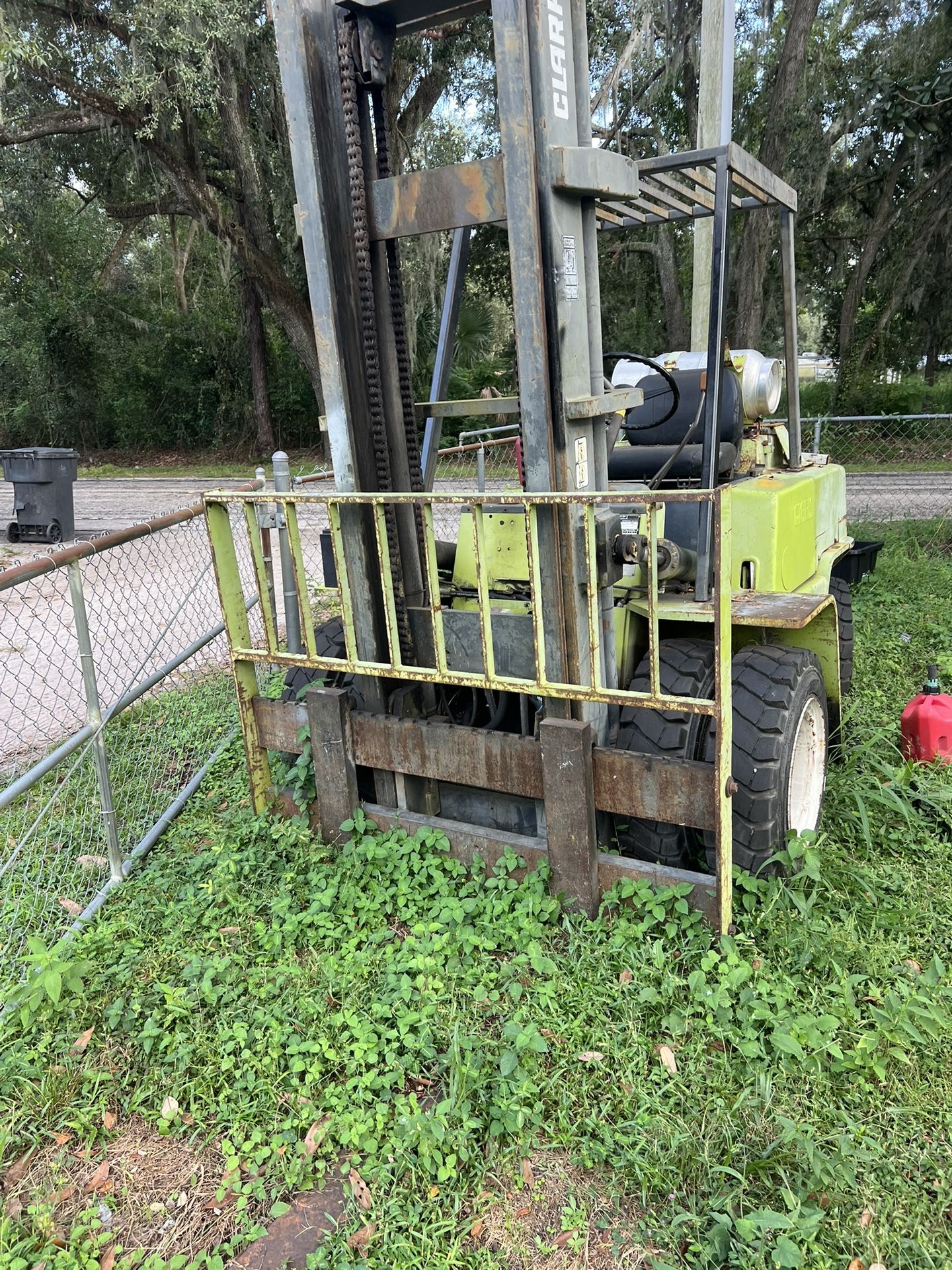 8000 Pound Lift Capacity Forklift Weighs 20,000 Pounds