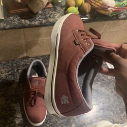 Burgundy Etnies Size 13, Great Condition!