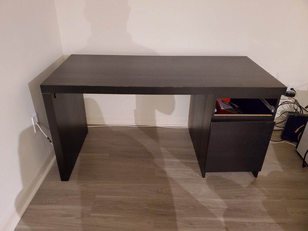 Free computer desk (not great condition lol)
