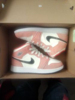 Nike Air Jordan 1 SE Mid 'Orange Suede' GS Size 6Y / 7.5 Women