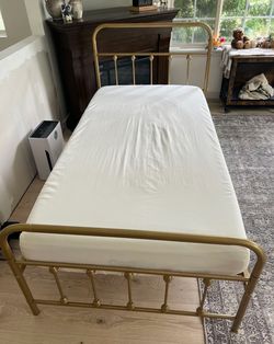 Twin bedframe and mattress