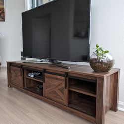 [Move Out Sale] Samsung 50' TV And Wayfair Tv Stand / Media Console