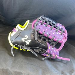 SOFTBALL/BASEBALL GLOVE 