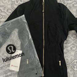 Freeshipping!!! Size 4 Black Lululemon Jacket (Gold zipper)