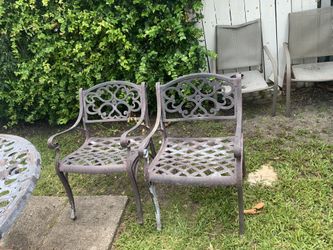 Iron Table  And Chairs With Designs 