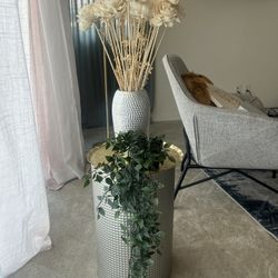 End table w/decor