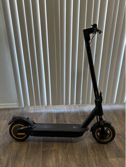 AOVOPRO Esmax 500W Electric Scooter - FOR PARTS / NOT WORKING