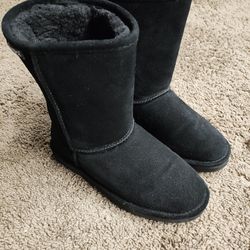 Bearpaw Boots Size Medium 6/7
