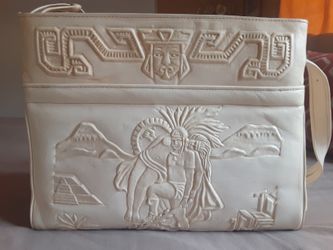 Avelar's productos Genuine Leather shoulder purse has never been used. No tags