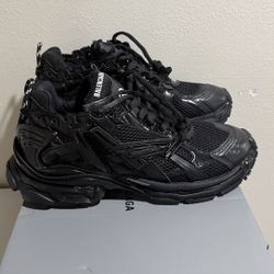 balenciaga runners black