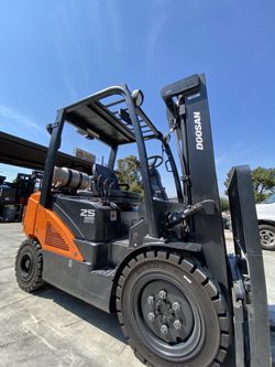 NEW! Dooosan forklift for sale, 5500 lb capacity 