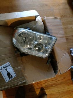 Passenger side headlight Toyota tundra 2008