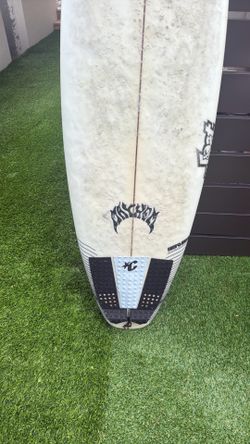 Very nice mayham surf board Barly used and I need to get rid of it