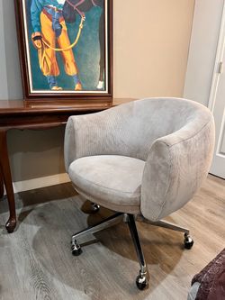 Very comfortable large ribbed light beige upholstered office chair