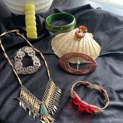 Vintage 8 Piece Lot of Jewelry.