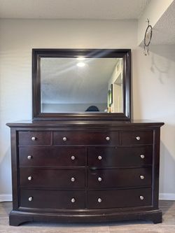 Bedroom Dresser & Mirror Set