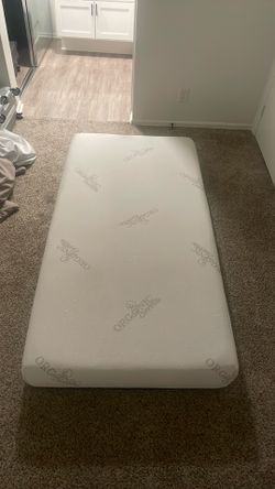 Twin Size Memory Foam Mattress - Clean