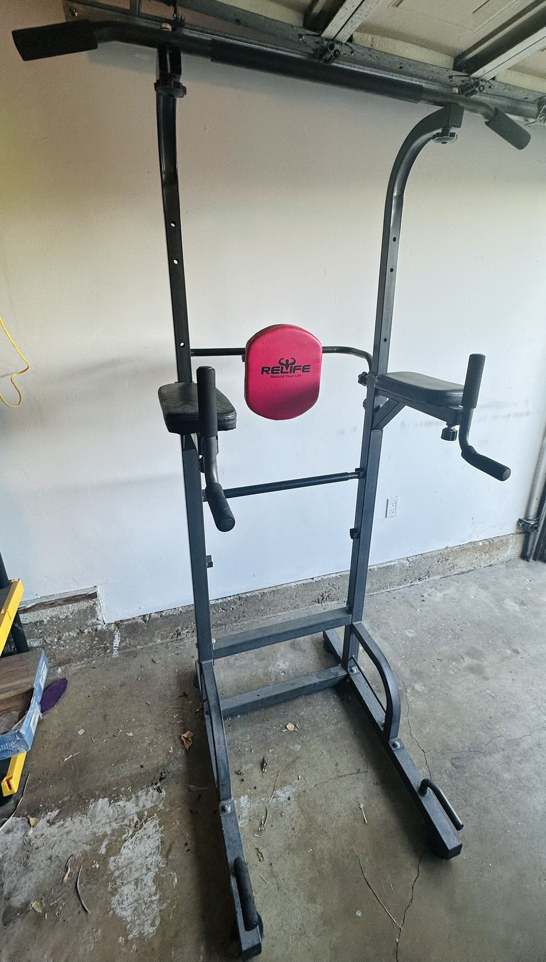 Pull-up, dip, crunch exercise station