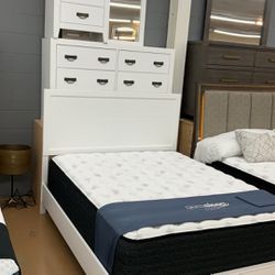 4 PC Queen Bedroom Set (Queen Bed, Dresser, Mirror and Nightstand) NO MATTRESS 